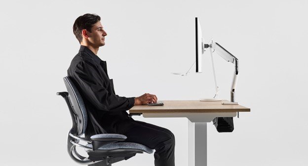 Brazo para monitor instalado en la mesa